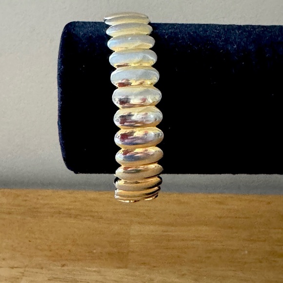 Vintage Monet Gold Tone Oval Hinged Bangle Bracelet Signed - GORGEOUS - Picture 3 of 5